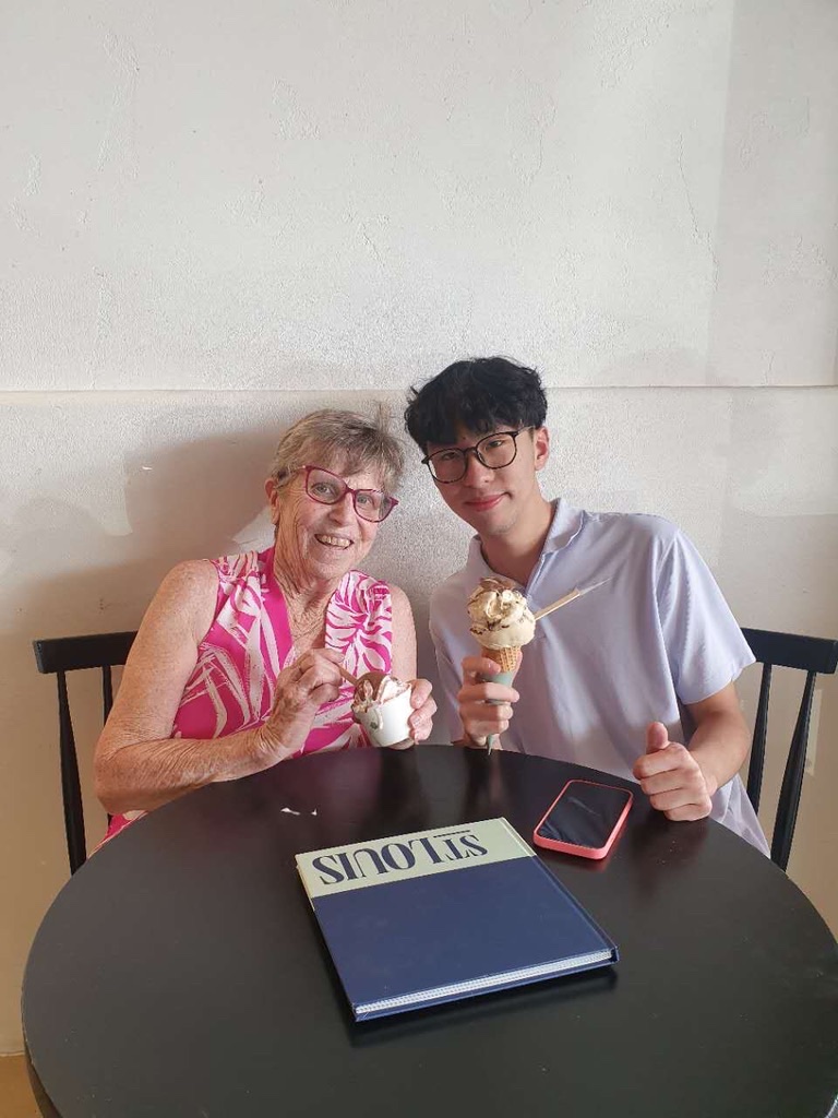 庄梓与阿德莱德寄宿家庭成员合照